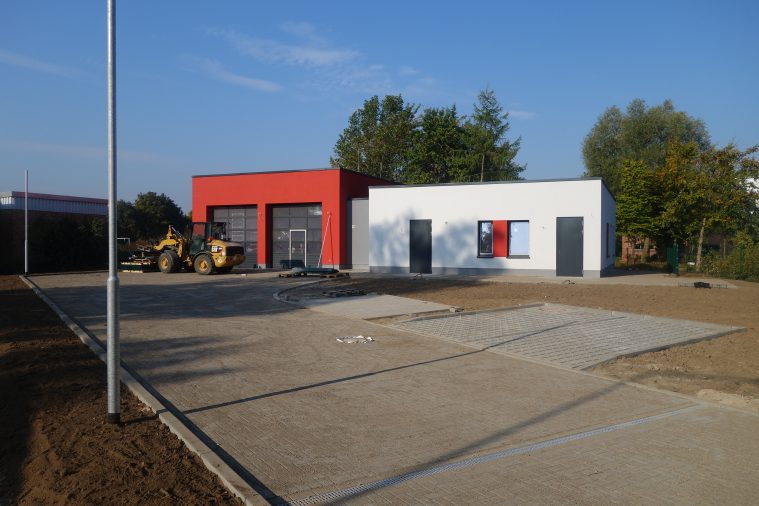 Projektbild 1, 09 | 15 Fassaden- und Dacharbeiten abgeschlossen # Neubau Rettungswache | Rostock